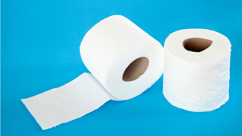 due rotoli di carta igienica su sfondo azzuro